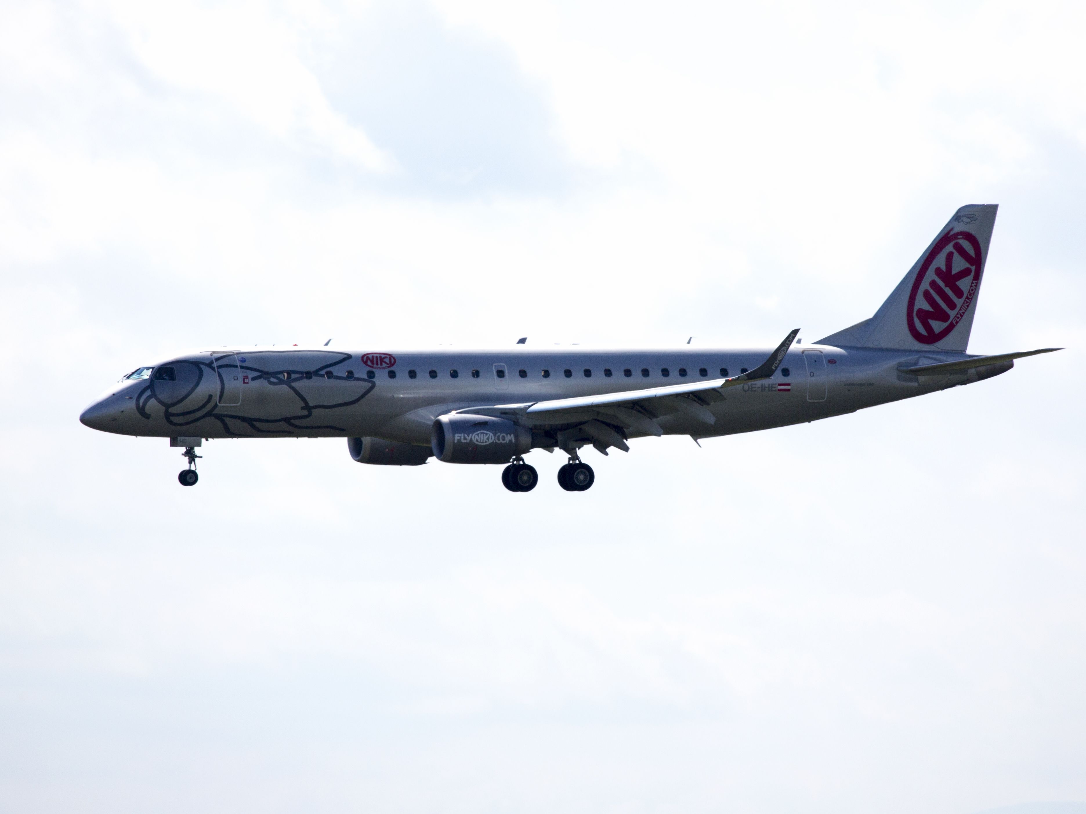 Embraer ERJ-190 (OE-IHE) - Landing runway 11 at Vienna, Austria. Arriving from Zuerich on 22 AUG 2014.