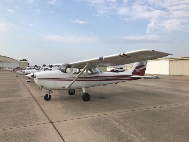 Cessna Skyhawk (N3921R)