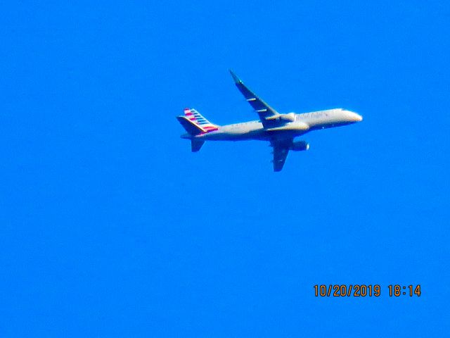 Embraer 175 (N279MQ)