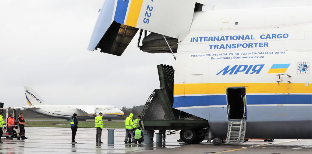 Antonov An-225 Mriya (UR-82060) - antonov an-225 mriya and adb an-124-100m ur-82007 at shannon 27/10/21.