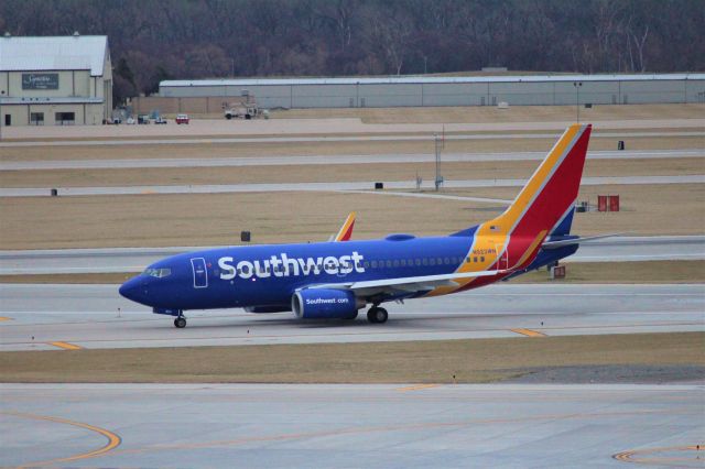 BOEING 737-300 (N923WN) - 031117 taxiing in to the north concourse