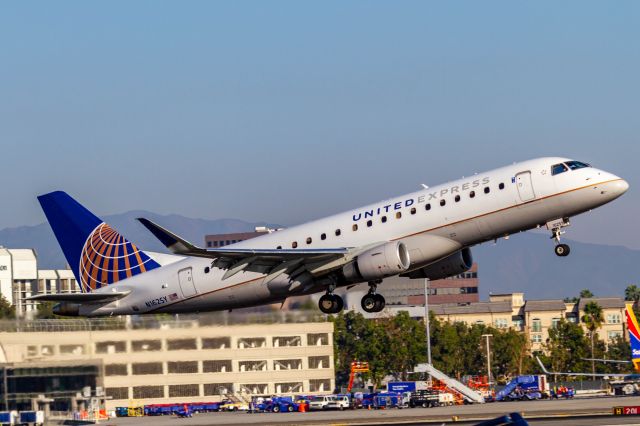 Embraer 175 (N162SY)