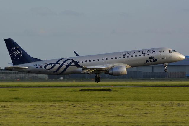 Embraer ERJ-190 (PH-EZX)