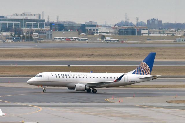 Embraer 175 (N84307) - United Express Embraer ERJ-175LR N84307 in Toronto 