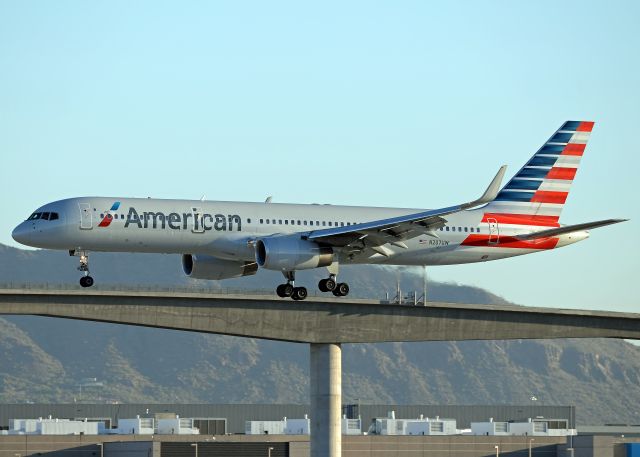 Boeing 757-200 (N207UW)