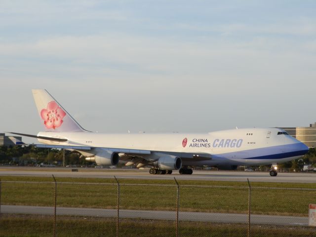 Boeing 747-400 (B-18716)