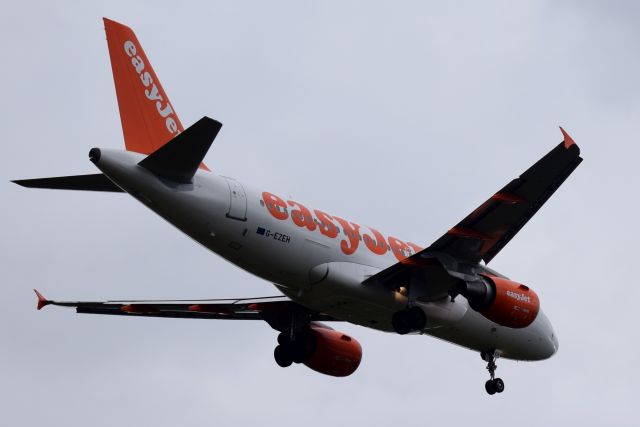 Airbus A319 (G-EZEH) - EZY549 on final approach to runway 25 at Belfast International on 13 March 2016