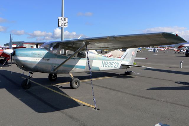 Cessna Skyhawk (N8352X)