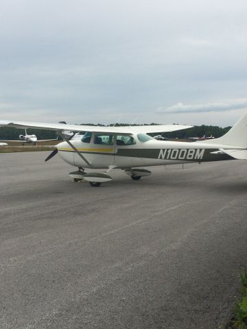 Cessna Skyhawk (N1008M)