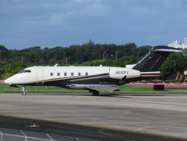 Bombardier Challenger 300 (N532FX)
