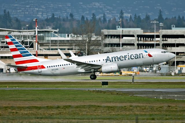 Boeing 737-800 (N826NN)