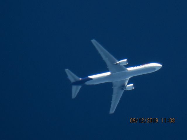 BOEING 767-300 (N130FE)