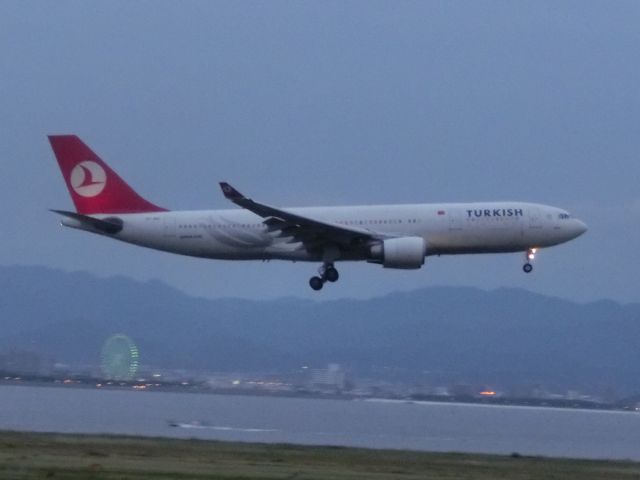 Airbus A330-200 (TC-JND) - 旧塗装飛来。
