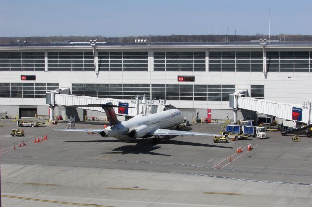 McDonnell Douglas MD-88 (N996DL) - Delta MD-88 sitting at Gate A27, DTW. Photo taken 4/4/2015.