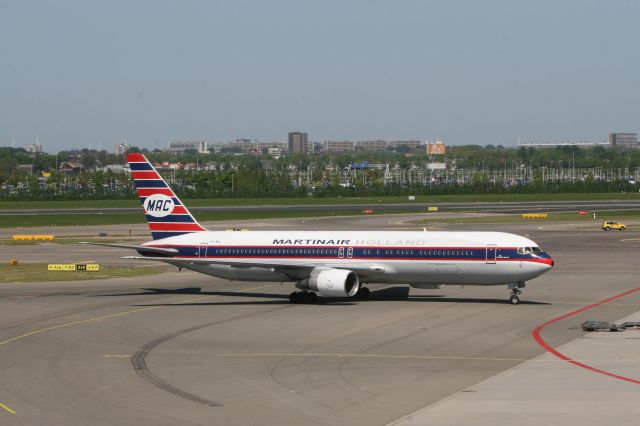 BOEING 767-300 (PH-MCL)