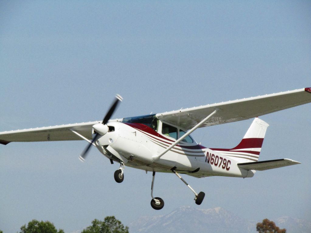 Cessna Skylane RG (N6079C) - Taking off RWY 24