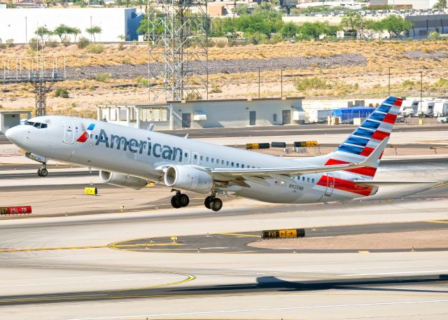 Boeing 737-800 (N925NN)