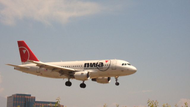 Airbus A319 (N326NB) - Landing on RWY 19R