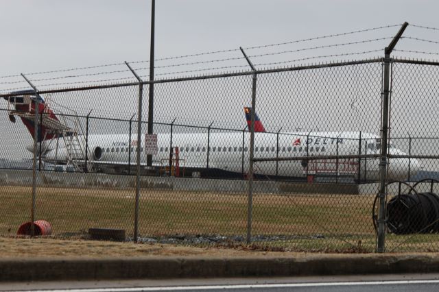 McDonnell Douglas DC-9-50 (N781NC) - Sitting parked on ramp next to Atlantic Aviation on 1/17/2011