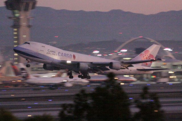Boeing 747-400 (B-18701)
