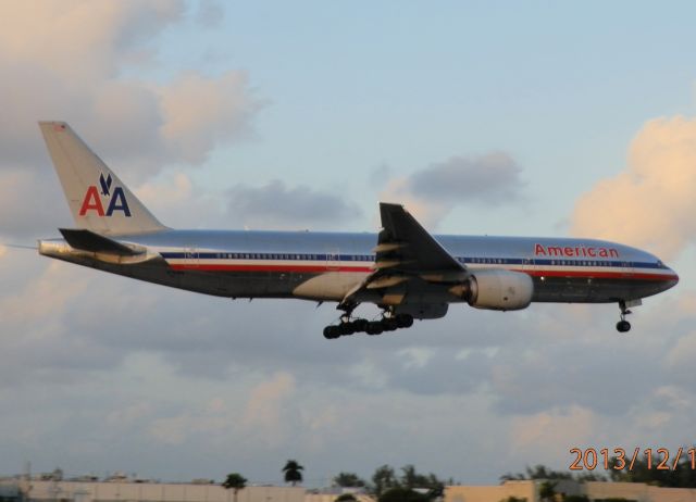 Boeing 777-200 (N793AN)