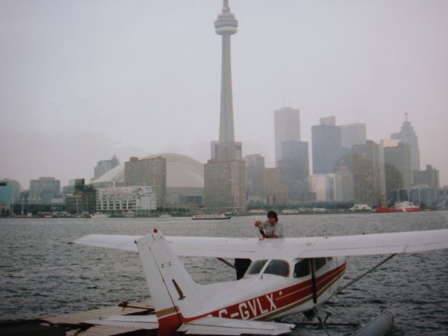 Cessna Skyhawk (C-GVLX) - toronto harbour