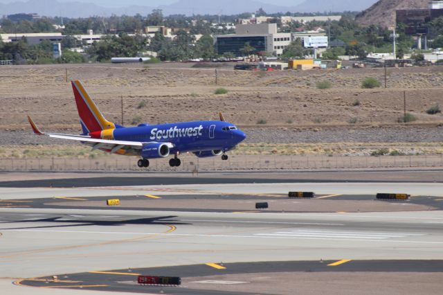 Boeing 737-700 (N7882B)