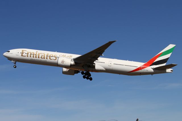 BOEING 777-300ER (A6-ECE)