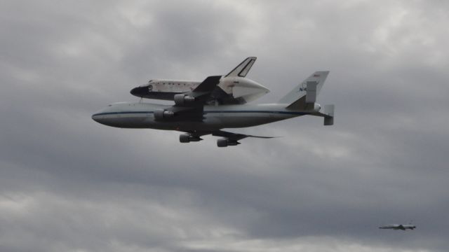 BOEING 747-100 (N905NA) - Discovery on her second low altitude flyby prior to landing at Dulles.