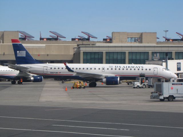 Embraer ERJ-190 (N967UW)