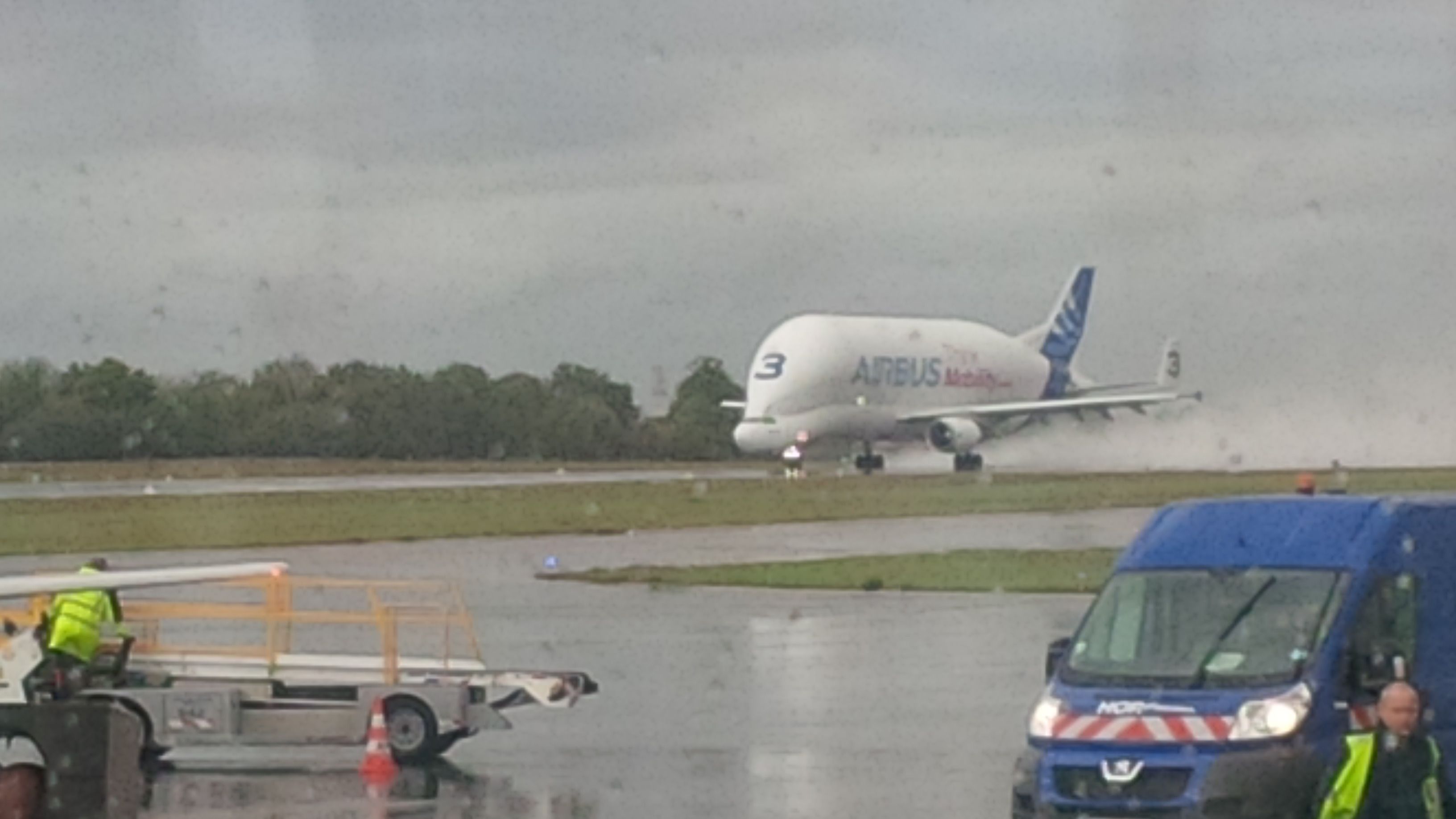 — — - BELUGA au départ de Nantes