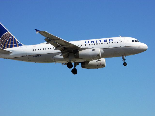 Airbus A319 (N822UA) - Landing on RWY 20R
