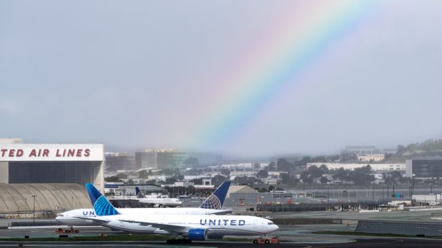 Boeing 777-200 (N788UA) - A slightly different pot of gold...