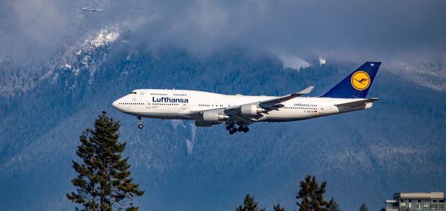 Boeing 747-400 (D-ABVW) - Lufthansa Boeing 747-430 D-ABVW short final approach at YVR from Frankfurt, with Grouse Mountain ski area in the background