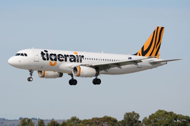 Airbus A320 (VH-VND) - On short finals for runway 05. Thursday, 8th May 2014.