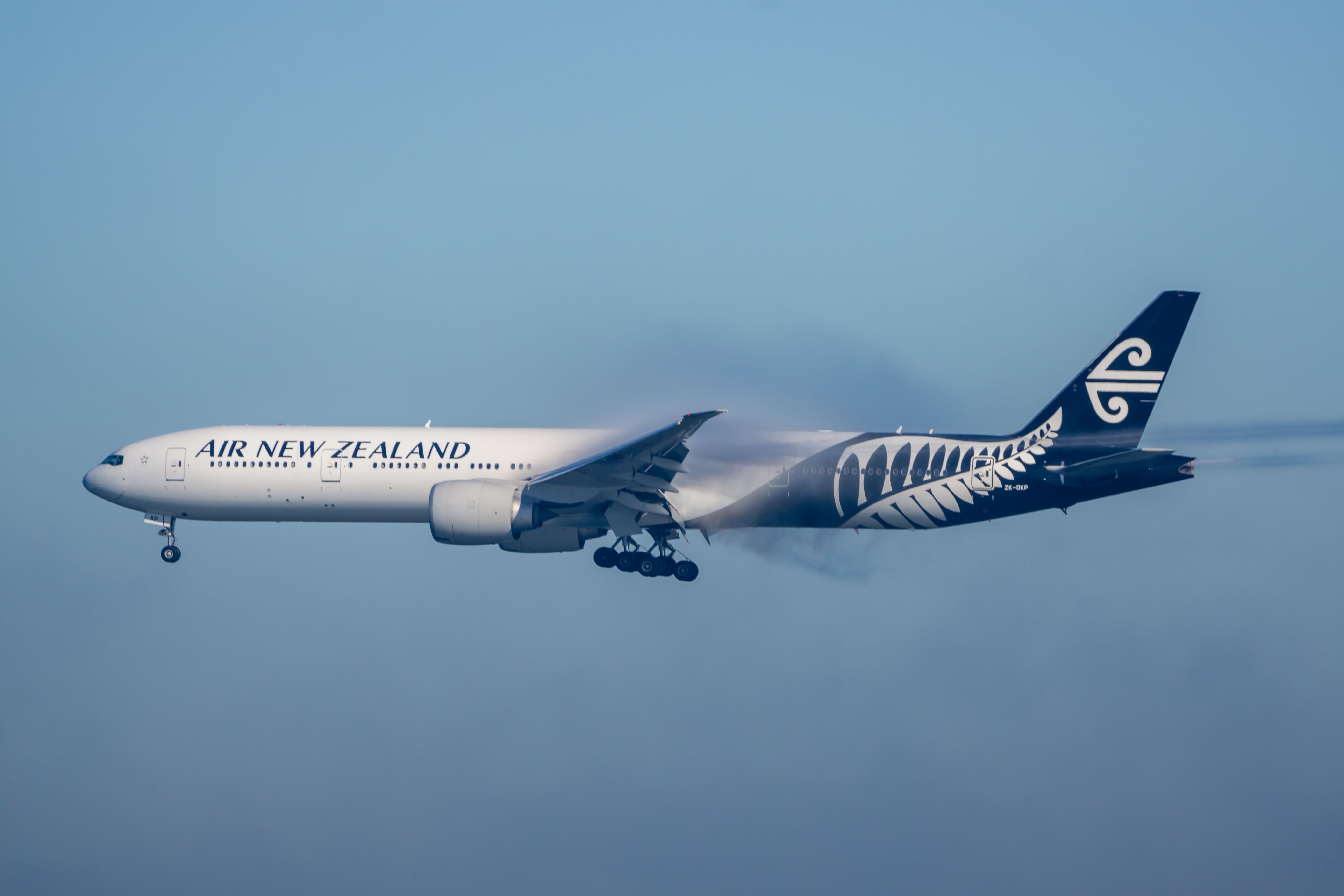 Boeing 777-200 (ZK-DKP)