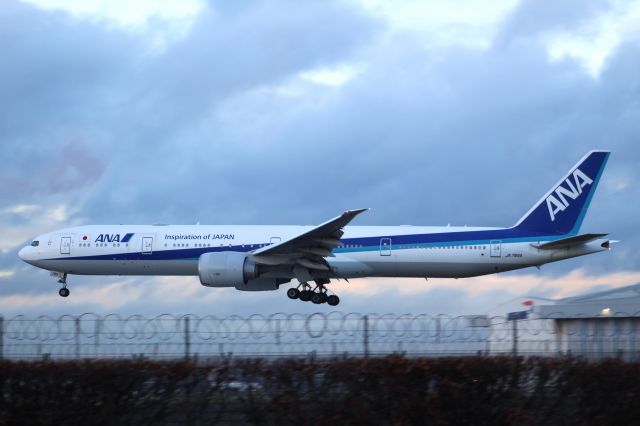 BOEING 777-300ER (JA785A) - An All Nippon Airways B777-300ER on final approach into LHR, landing on runway 27L.br /br /Location: Great South-West Road.br /Date: 21.12.22 (dd/mm/yy).