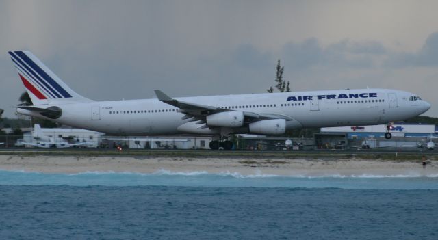 Airbus A340-300 (F-GLZR)