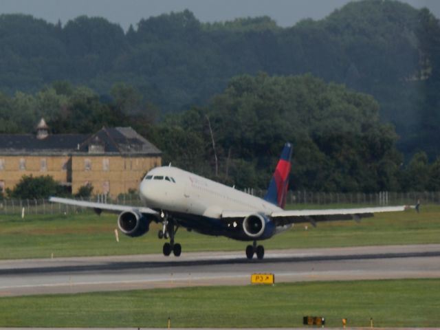 Airbus A320 (N320US) - Landing 30R at MSP on 07/31/2011