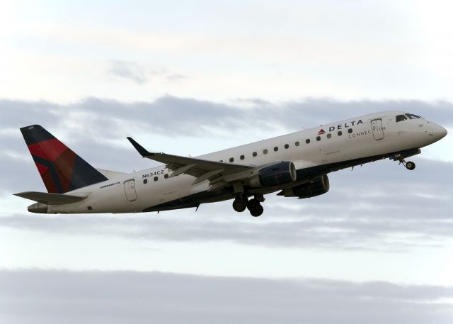 Embraer 175 (N634CZ)