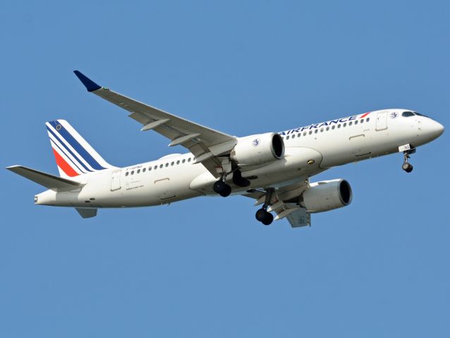 Airbus A220-300 (F-HPNG) - Kongelundsfortet RWY04L