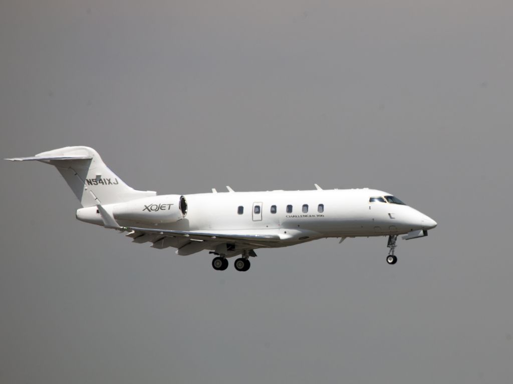 Bombardier Challenger 300 (N541XJ)