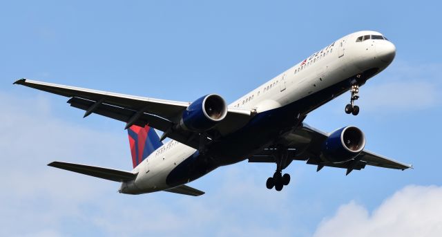 Boeing 757-200 (N698DL) - A sight for sore eyes! The 757 has been replaced on most of ATL-RDU by A321s, A320s, and 738s.  DL1666 was a 757 that day - just what this 757 lover needed.  On approach to 23R, 8/19/18.