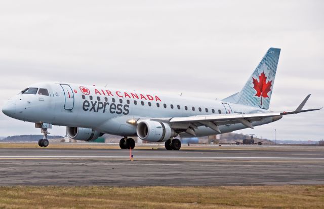 Embraer 170/175 (C-FEJD) - thrust reversers