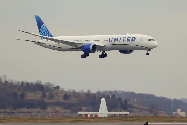 BOEING 787-10 Dreamliner (N14011) - UA 998 landing on 33L
