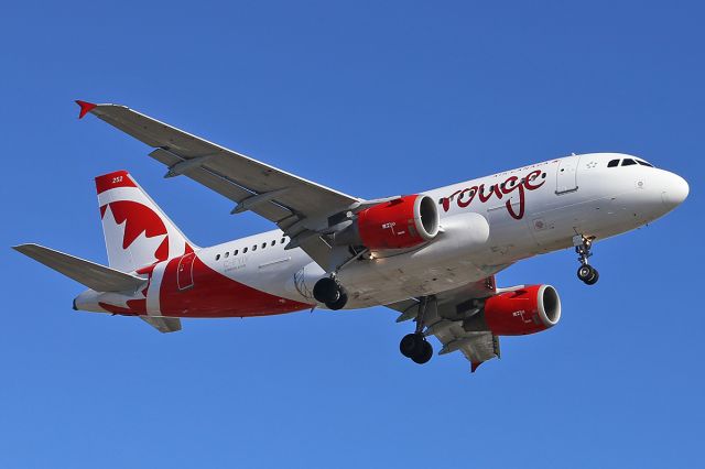 Airbus A319 (C-FYIY) - Landing.