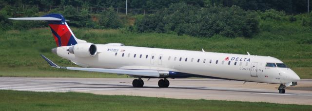 Canadair Regional Jet CRJ-900 (N133EV) - In position runway 18C - 6/28/09