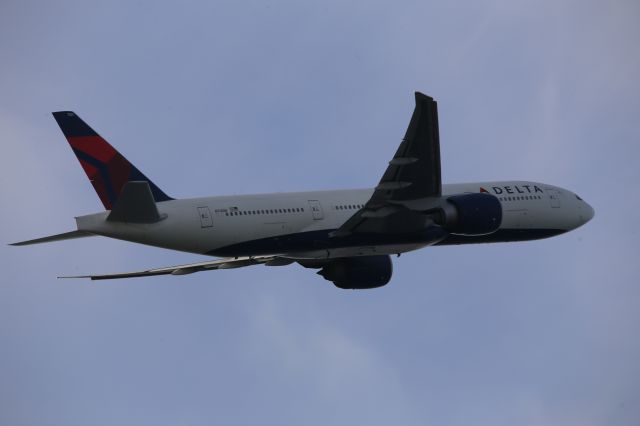 BOEING 777-200LR (N701DN)