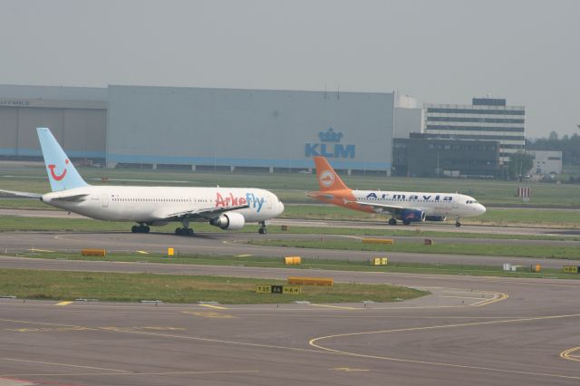 BOEING 767-300 (PH-AHX)