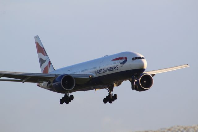 Boeing 777-200 (G-VIIG) - A British Airways B777-200 on final approach into LHR, Landing on runway 27R.br /br /Location: Northern Perimiter Road, Beside Runway 27R.br /Date: 20.12.22 (dd/mm/yy).